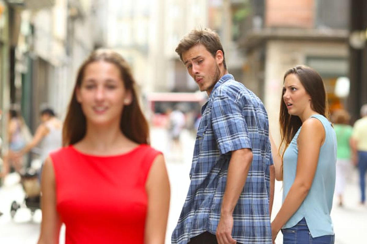 Distracted Boyfriend meme about Golfkicks